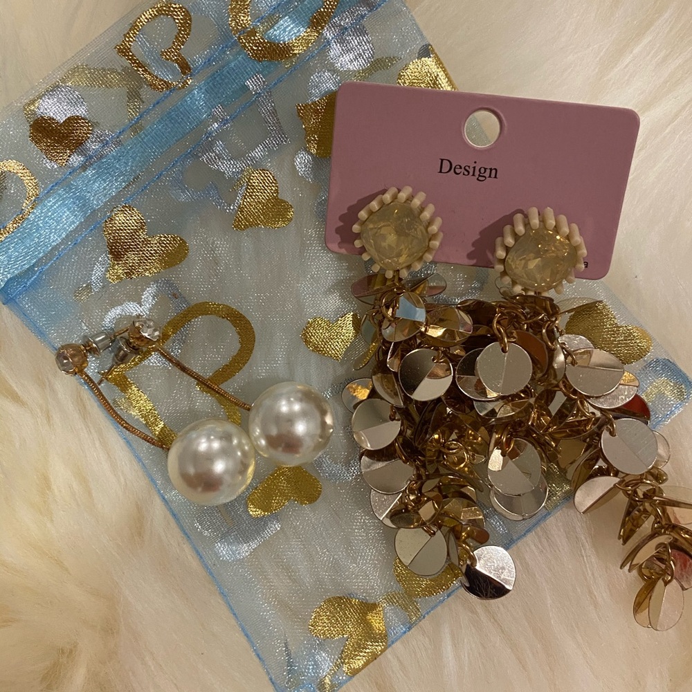 Set of two earrings